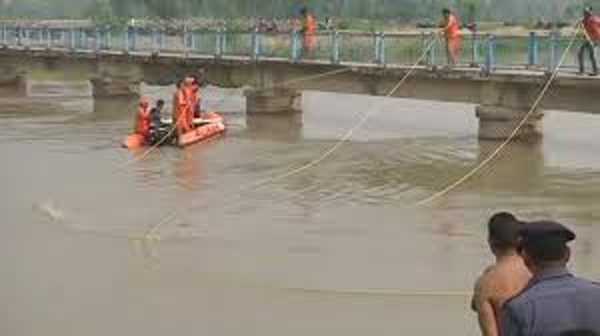 बाराबंकी में पिकअप नहर में गिरी